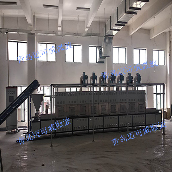 某環(huán)保企業(yè)：隧道式微波昆蟲加熱膨化設(shè)備，用于黑水虻的微波膨化