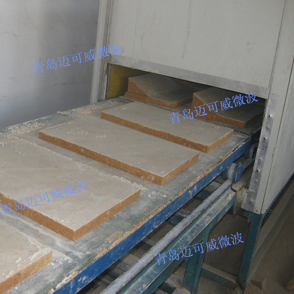 某耐火材料企業(yè)：推車式隧道微波熱定型設(shè)備，用于高溫防火磚的熱定型