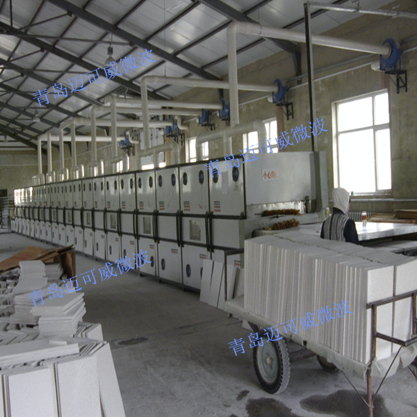 某建材企業(yè)：大型隧道式微波烘干設(shè)備，用于建筑內(nèi)墻材料的的處理